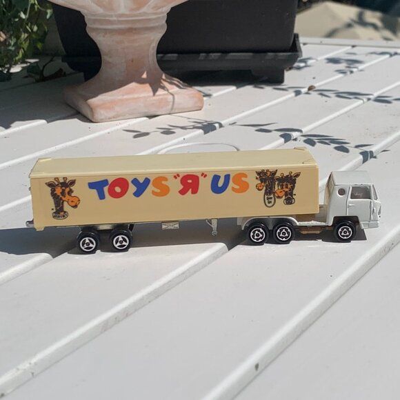 4pc Collectible Semi-Trucks - Picture 3 of 15